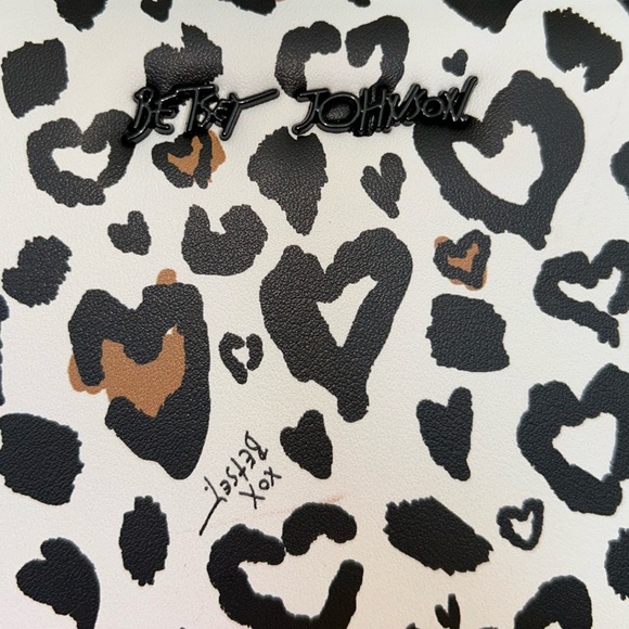 NWT- Betsey Johnson Heart Leopard Zip Around Wristlet Wallet - Picture 4 of 5